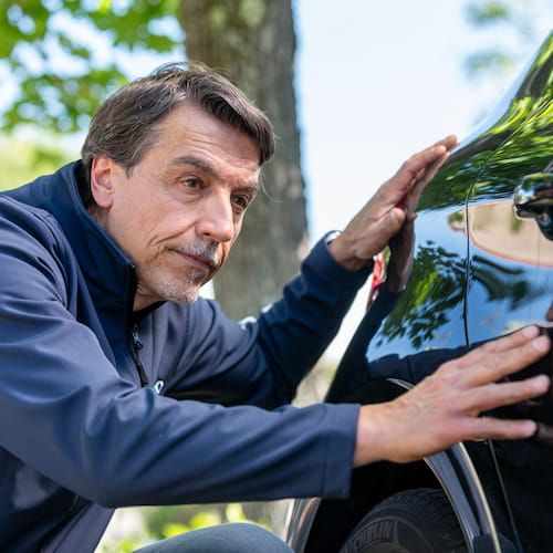 Trustoo Specialist checking a car closely