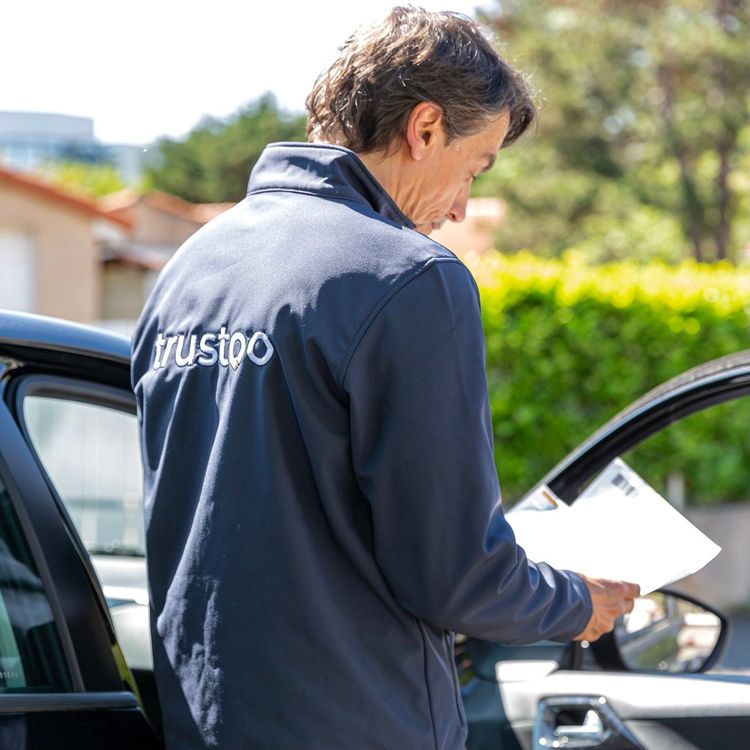 Trustoo Specialist checking vehicle's identification papers