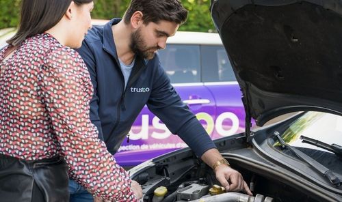 Trustoo Specialist checking engine with customer