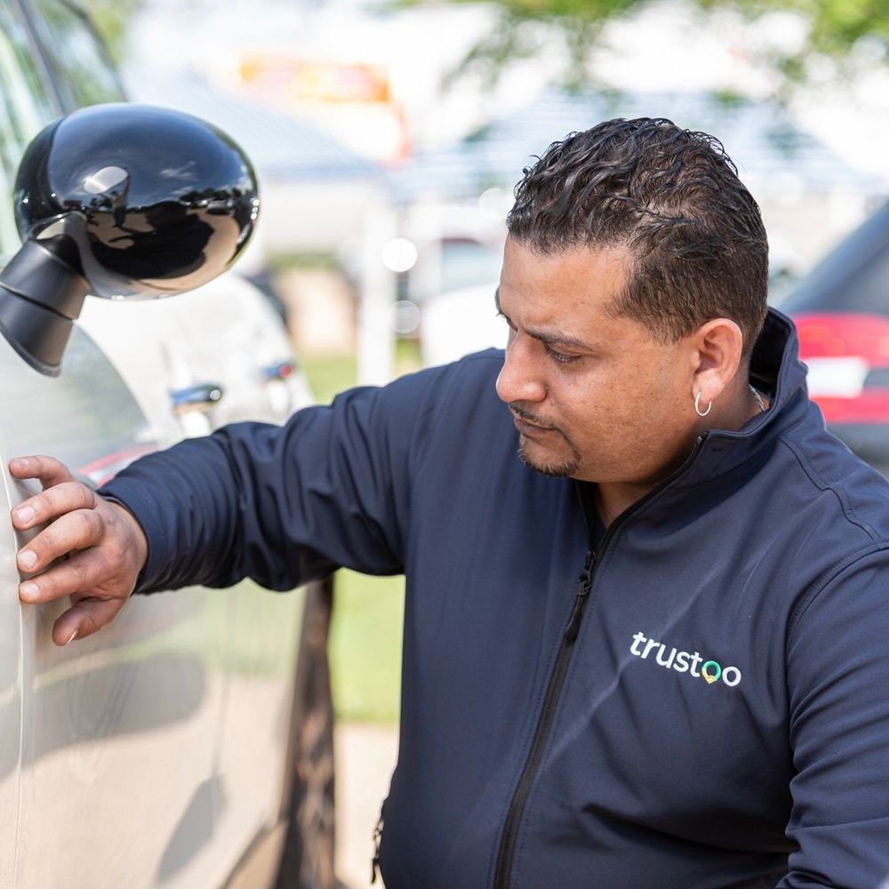 Trustoo Specialist checking a car closely
